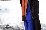Ein Dandy macht blau: Anzug, Hemd, Schuhe und selbstverständlich auch die Socken stimmt dieser Mode-Fan aus New York perfekt aufeinander ab - und das jeden Tag aufs Neue. Die jungen Männer, erzählte er Ari Seth Cohen, legten darauf ja leider keinen Wert mehr. Zum kobaltblauen Anzug trägt er einen Pelz-Hut mit passendem Mantel.