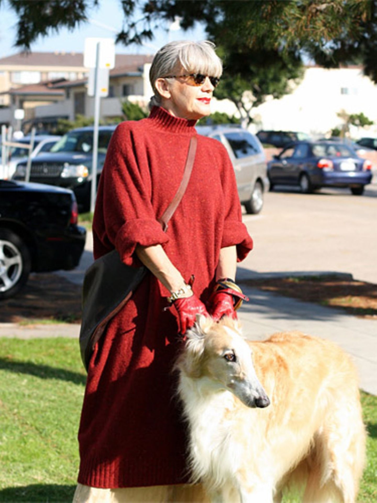 Lubi lässt sich im sonnigen San Diego mit Hund und Sonnenbrille fotografieren. Sie mag die Farbe Rot und empfindet ihr silbergraues Haar als "wundervolles Mysterium". Mehr bei BRIGITTE-woman.de New York Style: Mode im Big Apple Streetstyle: Die Looks aus Paris Streetstyle Berlin: Alle mal herschauen!