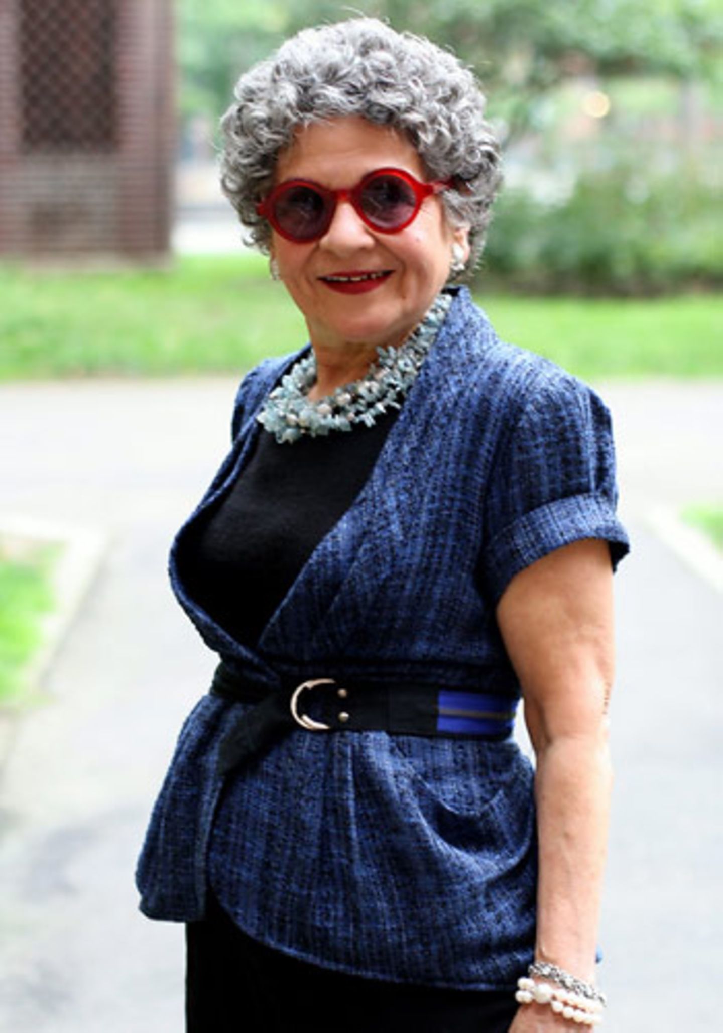 Die 70-jährige Mary ist eine alte Bekannte. Ari Seth Cohen hat sie schon im New Yorker East Village fotografiert. Jedes Mal aufs Neue kann er sich für ihre hervorragende Accessoire-Auswahl begeistern. Zum blauen Jäckchen trägt Mary eine kreisrunde rote Sonnenbrille. Mode ist für sie eine Form des persönlichen Ausdrucks. Deswegen gibt sie auch keine Mode-Tipps. Nur so viel verrät sie: Wenn es oben bunt und wuselig zugeht, sollte man unten schlichte und einfarbige Teile tragen.