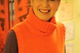 Debra ist Künstlerin und liebt es, mit Farben und Materialien zu spielen. Was sie auch tut, sie tut es mit Stil - ins Kino gehen zum Beispiel. Für diesen Anlass greift sie zum Hut und einem orangefarbenem Pullunder.