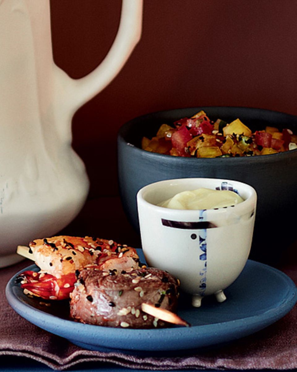 Und noch mal Surf and Turf - diesmal als feiner Schaschlik-Spieß. Rinderfilet und Riesengarnelen werden abwechselnd aufgespießt, dazu gibt's einen bunten Würfelsalat und würzige Wasabi-Mayo. Zum Rezept: Surf-and-Turf-Schaschlik