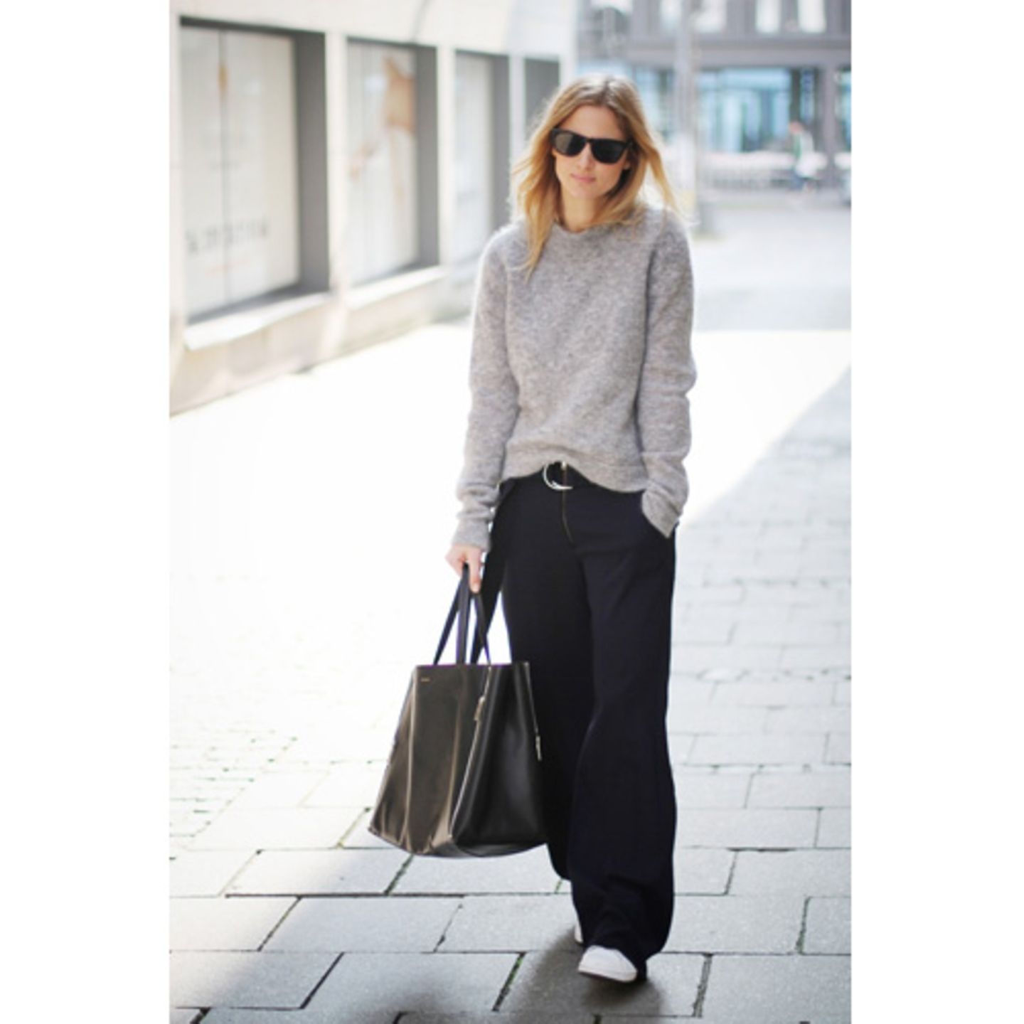 Bloggerin Mija beweist, wie gut sich der weiße Sneaker zu sportlich-eleganten Outfits macht.