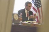Demnach ist das auch nicht der echte George W. Bush, der da mittels eines Zauberwürfels die Geschicke der Weltpolitik lenkt. Alison Jacksons lichtete ihren "Bush with Rubik's Cube" 2005 ab.