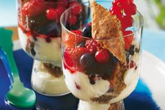 Beeren, Kuchen, Creme: ein köstliches Trio! Zum Rezept: Mittsommer-Trifle Beeren, Kuchen, Creme: ein köstliches Trio! Zum Rezept: Mittsommer-Trifle