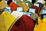 Auf dem Gewürzmarkt in Istanbul ziehen die Farben und Gerüche des Orients Tom in ihren Bann. Sein Kochbuch ist auch eine Liebeserklärung an die Aromen und Zutaten, die er während seiner Reise auf den Märkten und Basaren kennenlernt.
