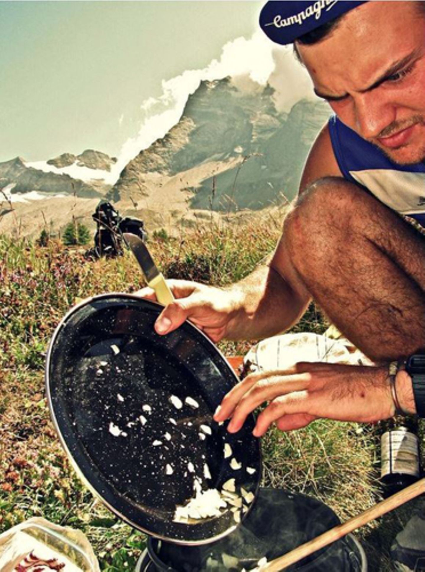Die Alpen sind buchstäblich der erste Höhepunkt der Radtour. Tom und Matt quälen sich mit ihren schwer beladenen Rädern die Bergpässe hinauf. Oben wartet die Belohnung: ein selbstgekochtes Essen, zubereitet auf dem Campingkocher.