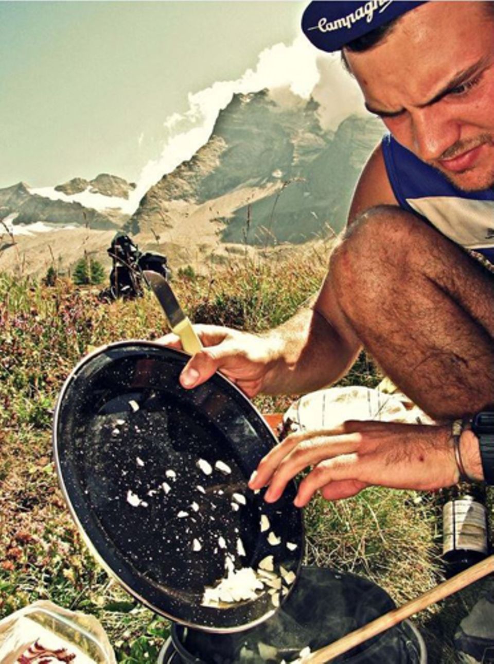 Die Alpen sind buchstäblich der erste Höhepunkt der Radtour. Tom und Matt quälen sich mit ihren schwer beladenen Rädern die Bergpässe hinauf. Oben wartet die Belohnung: ein selbstgekochtes Essen, zubereitet auf dem Campingkocher.