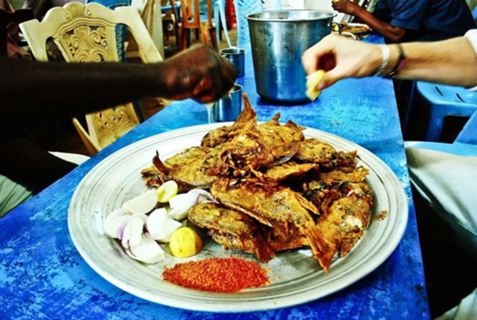 So isst man im Sudan: frittierter Fisch mit ganz viel Zitrone und Gewürzen. Gegessen wird mit der Hand.