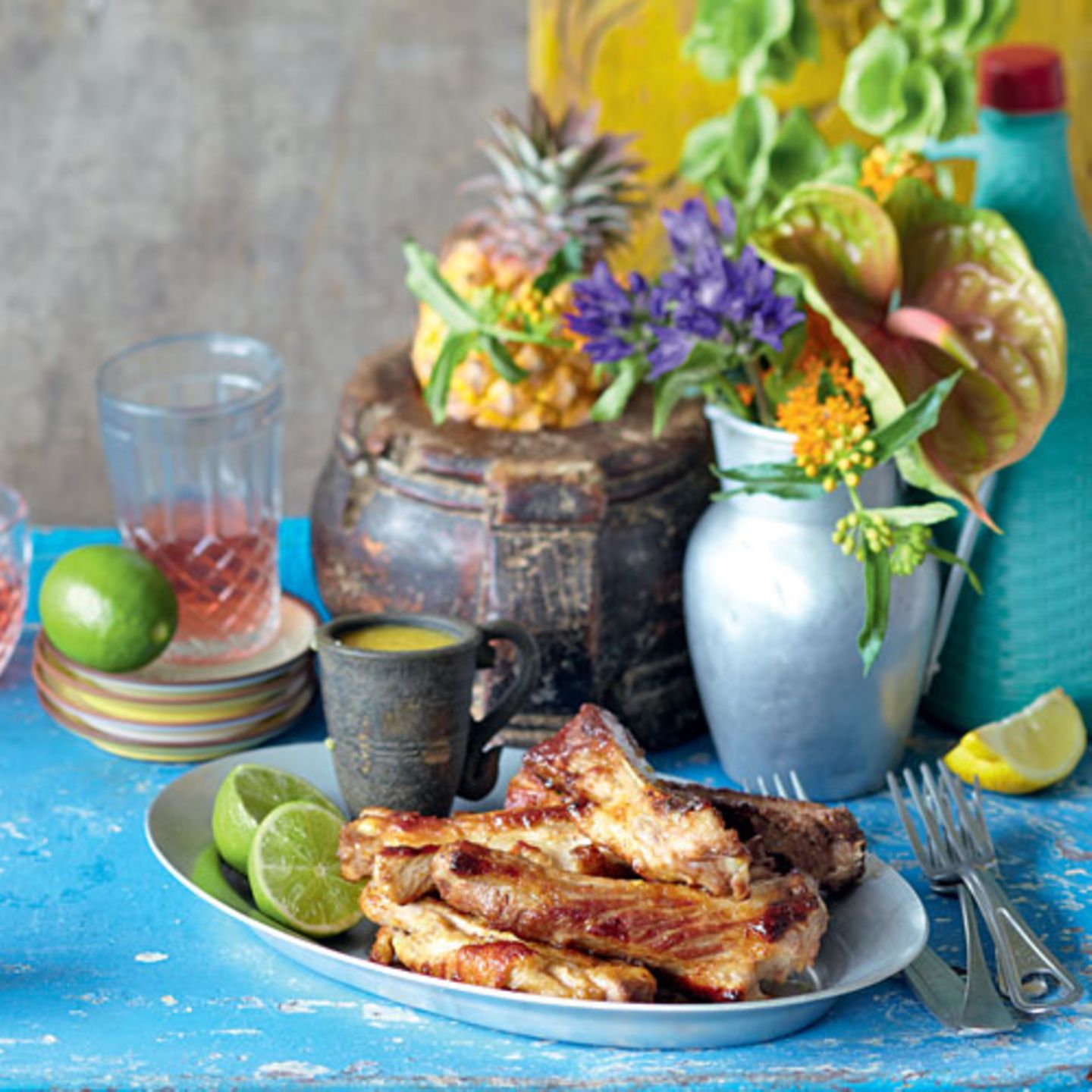 Die Ananasmarinade beamt unseren Grill von der Veranda an die Karibikküste. In der Marinade baden nicht nur Rippchen gern, sondern auch Hähnchenbrust oder sogar Zucchini. Zum Rezept: Marinierte Ananas-Rippchen