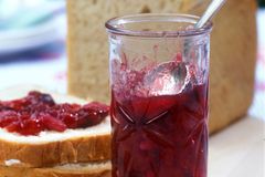 Sauerkirsch-Stachelbeer-Johannisbeer-Konfitüre Sauerkirsch-Stachelbeer-Johannisbeer-Konfitüre