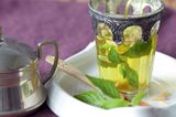 Mit etwas Minze und Pinienkernen wird aus einem schlichten grünen Tee eine marokkanische Spezialität. Zum Rezept: Frischer Minztee