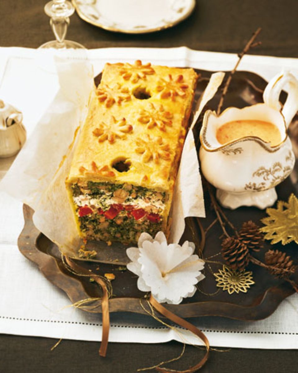 Die vegetarische Alternative zum Festtagsbraten - ein raffiniertes Gericht, das etwas Erfahrung und Fingerspitzengefühl erfordert - aber die Arbeit lohnt sich! Zum Rezept: Grünkohl-Pastete mit Paprikasoße Die vegetarische Alternative zum Festtagsbraten - ein raffiniertes Gericht, das etwas Erfahrung und Fingerspitzengefühl erfordert - aber die Arbeit lohnt sich! Zum Rezept: Grünkohl-Pastete mit Paprikasoße