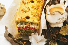 Die vegetarische Alternative zum Festtagsbraten - ein raffiniertes Gericht, das etwas Erfahrung und Fingerspitzengefühl erfordert - aber die Arbeit lohnt sich! Zum Rezept: Grünkohl-Pastete mit Paprikasoße Die vegetarische Alternative zum Festtagsbraten - ein raffiniertes Gericht, das etwas Erfahrung und Fingerspitzengefühl erfordert - aber die Arbeit lohnt sich! Zum Rezept: Grünkohl-Pastete mit Paprikasoße