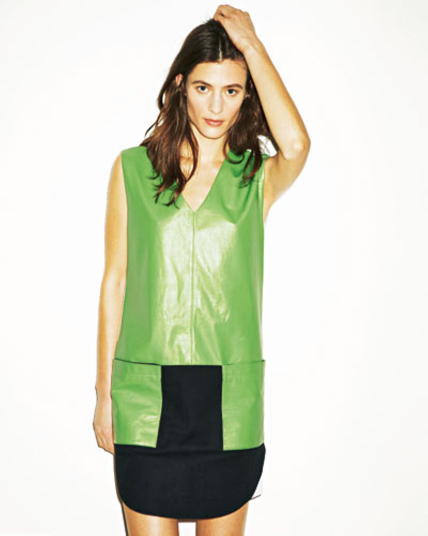 Lederne Details veredeln aufs Feinste. Das Kleid aus grünem Nappa hat einen weißen Rücken und ein schwarzes Rockteil aus Baumwolle: Tibi, ca. 550 Euro.