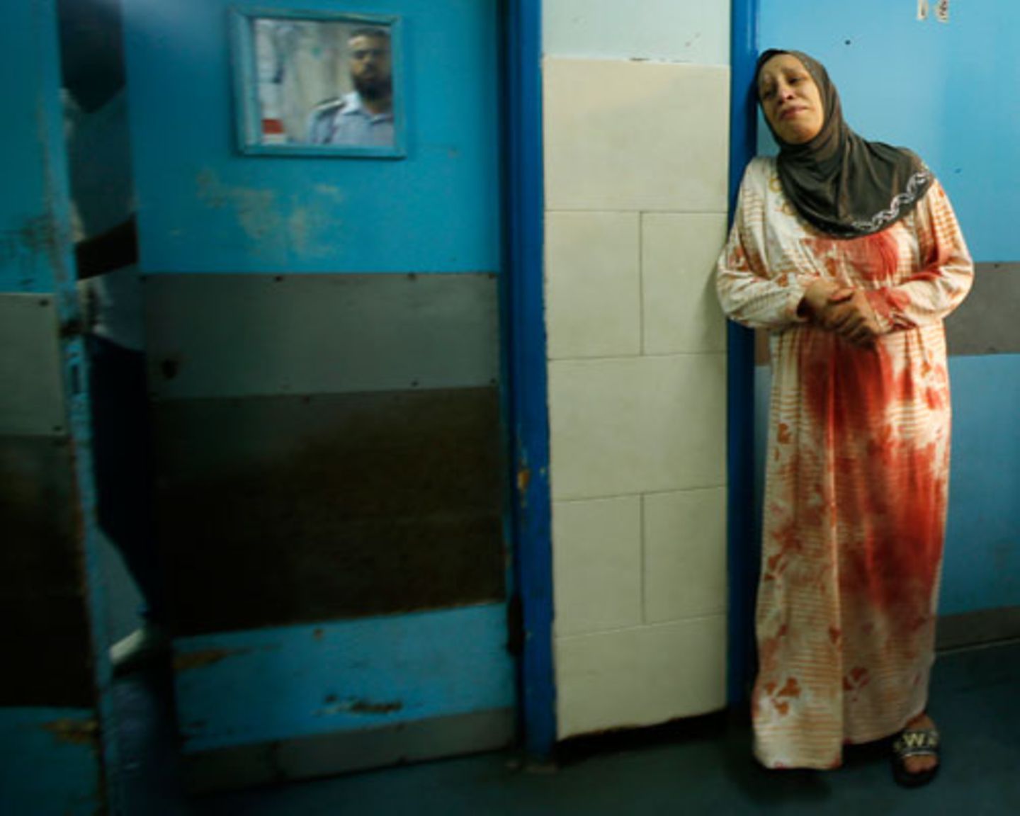 Eine Frau wartet in einer Klinik in Gaza-Stadt auf die Ärzte. Ihre Kleider sind mit dem Blut ihrer Verwandten getränkt, die bei einem Angriff verletzt wurden. Die Krankenhäuser im Gaza-Streifen sind überfüllt, es fehlt an Medikamenten und sterilem medizinischen Material. Am Montag wurde eine Klinik von einer Panzergranate getroffen. Mindestens vier Menschen seien dabei getötet und 60 weitere verletzt worden, darunter 30 Angestellte.