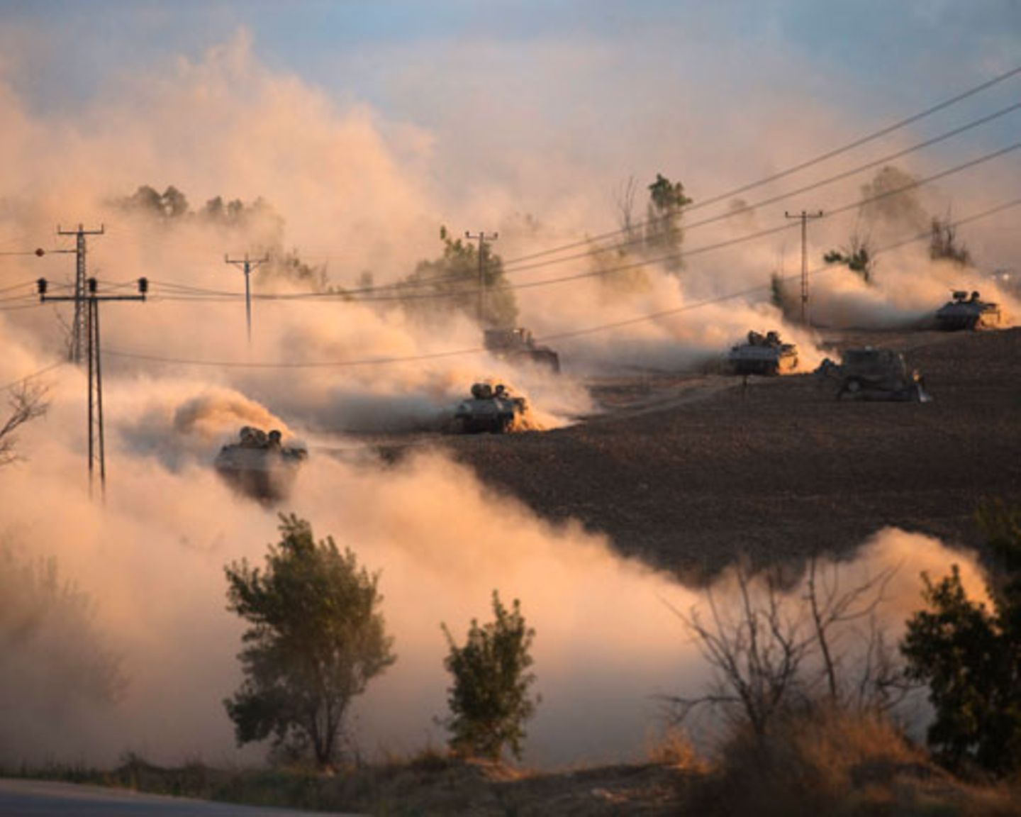 Israelische Panzer nehmen Kurs auf Gaza. Nach dem zehntägigen Beschuss aus der Luft ließ Israel seine Bodentruppen in den Gaza-Streifen einmarschieren, wo rund zwei Millionen Menschen leben. Die Soldaten sollen vor allem Tunnel zerstören, durch die Hamas-Kämpfer nach Israel gelangen. Aber ihre Waffen treffen auch sehr viele Unbeteiligte.