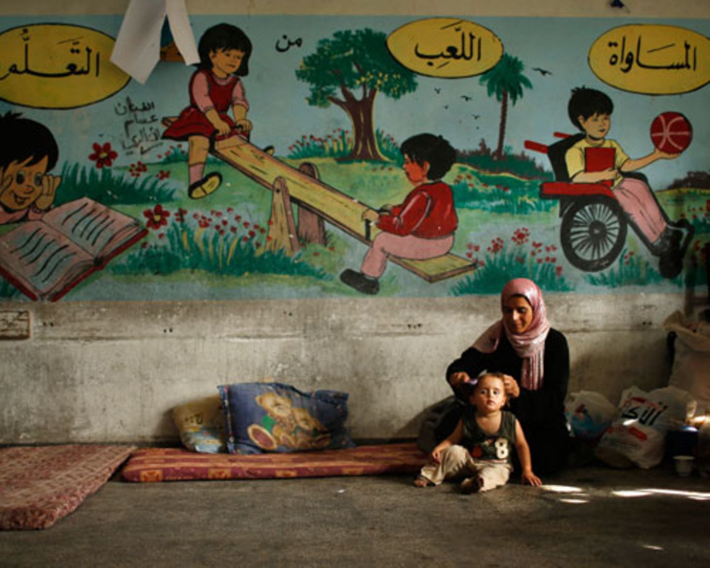 Träumen von einer besseren Zukunft: Eine Palästinenserin hat mit ihrer Tochter Zuflucht in einer Schule gesucht, die vom UN-Hilfswerk betreut wird. 34 solcher Schutzräume gibt es in Gaza.