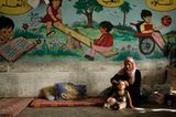 Träumen von einer besseren Zukunft: Eine Palästinenserin hat mit ihrer Tochter Zuflucht in einer Schule gesucht, die vom UN-Hilfswerk betreut wird. 34 solcher Schutzräume gibt es in Gaza.