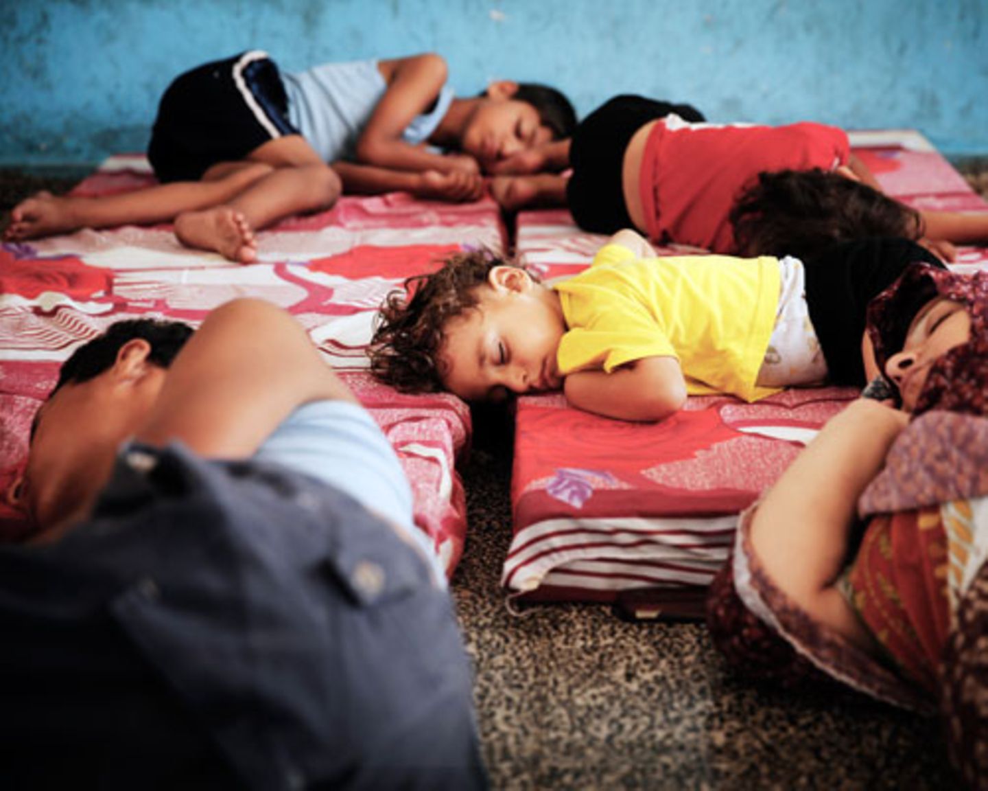 Völlig erschöpft schlafen die Flüchtlinge auf notdürftigen Matratzen-Lagern. Gaza erlebt die schlimmsten Kämpfe seit Jahren. Rund 580 Palästinenser wurden bislang getötet, davon zwei Drittel Zivilisten. Dreitausend Menschen wurden laut UN verletzt, darunter rund eintausend Kinder. Auf der israelischen Seite starben 27 Menschen, davon neun Soldaten.