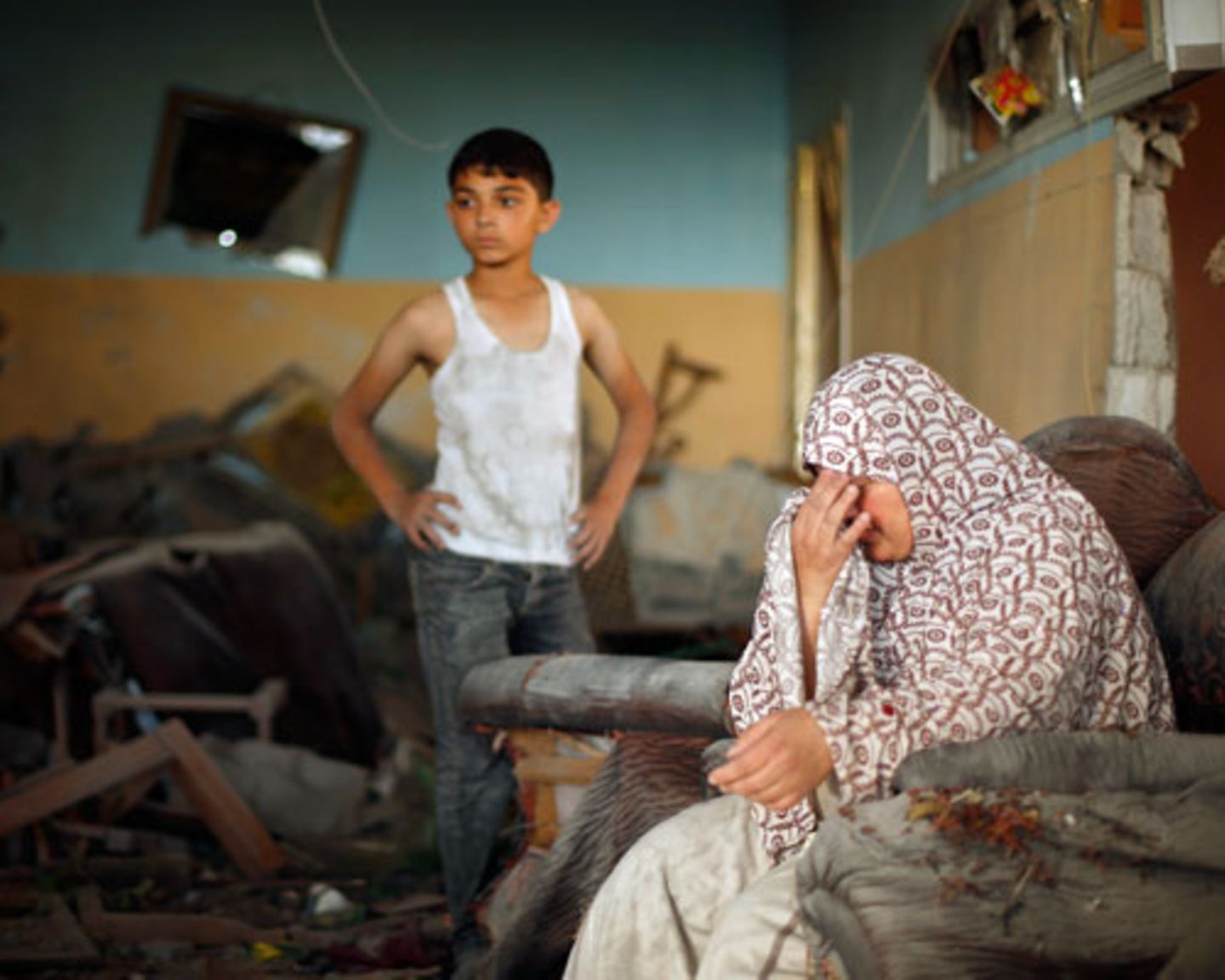 Ihr Leben ist in Trümmern. Eine Palästinenserin sitzt in ihrem Haus in Gaza-Stadt, das von einer israelischen Rakete zerstört wurde, und weint. Noch am Donnerstag hatte eine Waffenruhe für ein kurzes Aufatmen im Gaza-Streifen gesorgt. In den fünf Stunden, in denen nicht geschossen wurde, stürmten die Bewohner die Läden und Banken, um sich mit dem Nötigsten auszustatten. Kurz danach startete Israel die Bodenoffensive.