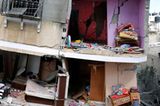 Eine Rakete hat dieses Haus in der Stadt Khan Younis vollkommen zerstört. Am Sonntag war der Beschuss im ganzen Gaza-Streifen besonders heftig. Allein in Schedschaija im Osten starben rund 40 Menschen. Laut Spiegel Online sind an diesem Ort auch viele Straßenkämpfer der Hamas an den Kämpfen beteiligt. Sie verstecken sich zwischen den Häusern, oft getarnt in Frauenkleidern.
