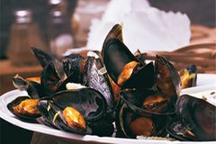 Miesmuscheln mit Remoulade sind der Renner in Belgiens Kneipen - serviert werden sie mit belgischen Pommes oder Baguette. Zum Rezept: Miesmuscheln mit Remoulade Miesmuscheln mit Remoulade sind der Renner in Belgiens Kneipen - serviert werden sie mit belgischen Pommes oder Baguette. Zum Rezept: Miesmuscheln mit Remoulade