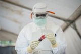 Ein Assistent bringt eine Blutprobe ins Labor. Innerhalb weniger Stunden kann festgestellt werden, ob sich der Patient mit Ebola infiziert hat oder nicht.