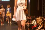 Weißes Kleid mit Cut-Outs von Asos, Hut von Inverni, Schuhe von Pretty Ballerinas. Socken: Item M6. Tasche: Vintage.