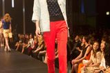Die Hose in der Trendfarbe Rot ist von The Line Up über Peek & Cloppenburg. Dazu kombinieren wir eine Jacke von Coje und einen Pulli von Steffen Schraut. Poloshirt von Brax, Schuhe von Paco Gil.