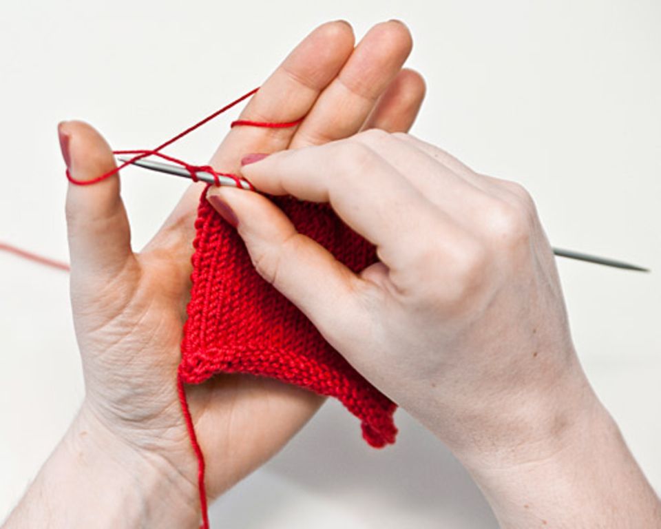 Maschen Zunehmen Am Rand Ohne Loch Maschen zunehmen: Einfach stricken lernen | BRIGITTE.de