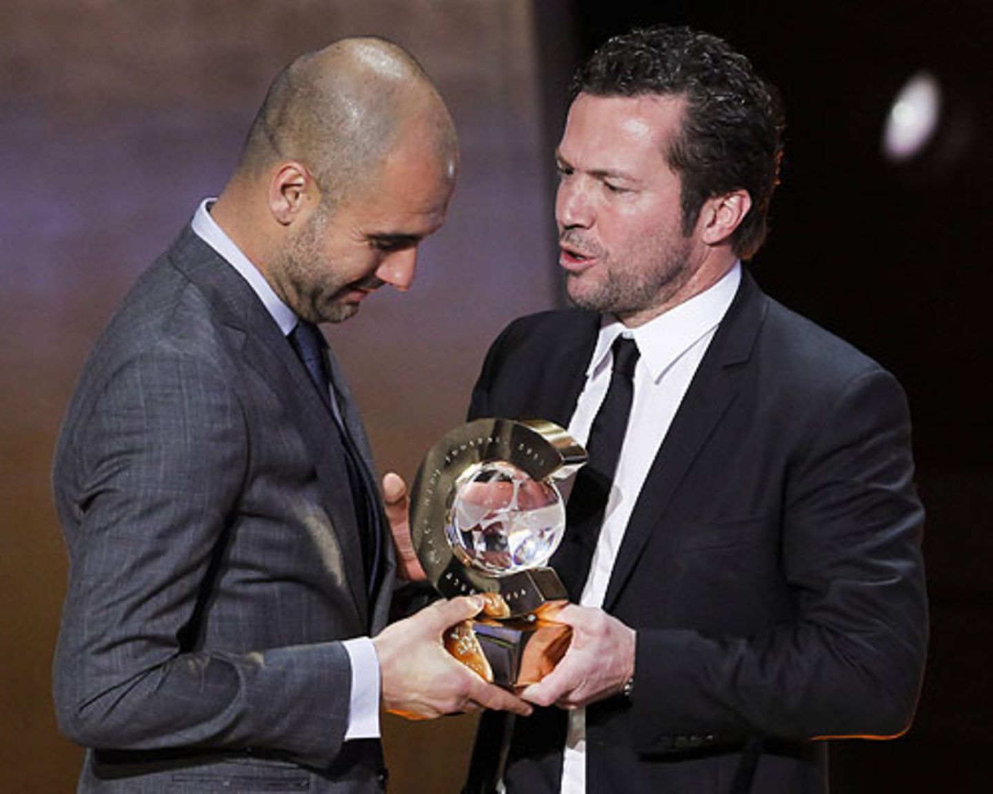 Als Spieler waren sie beide höchst erfolgreich, als Trainer hat Guardiola seinen Kollegen überflügelt: Bei der Fifa World Player Gala in Zürich Anfang 2012 wurde er als bester Trainer des Jahres 2011 ausgezeichnet. Lothar Matthäus durfte gratulieren.