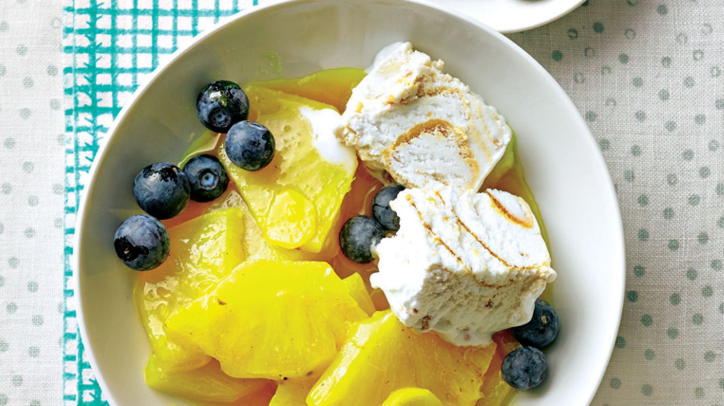 Ananas mit Nusseis und Heidelbeeren | BRIGITTE.de