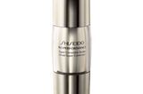 Mit den Jahren lässt die Aktivität der Fibroblasten, der Zellen, die für die Bildung von Kollagen, Elastin und Hyaluronsäure zuständig sind, nach. Hier will das Anti-Aging-Serum von Shiseido ansetzen. Shiseido Supercorrective Serum, 30 ml, ca. 92 Euro