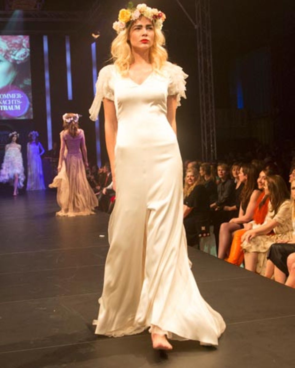 Das weiße Kleid mit kleiner Schleppe ist von Sibilla Pavenstedt.