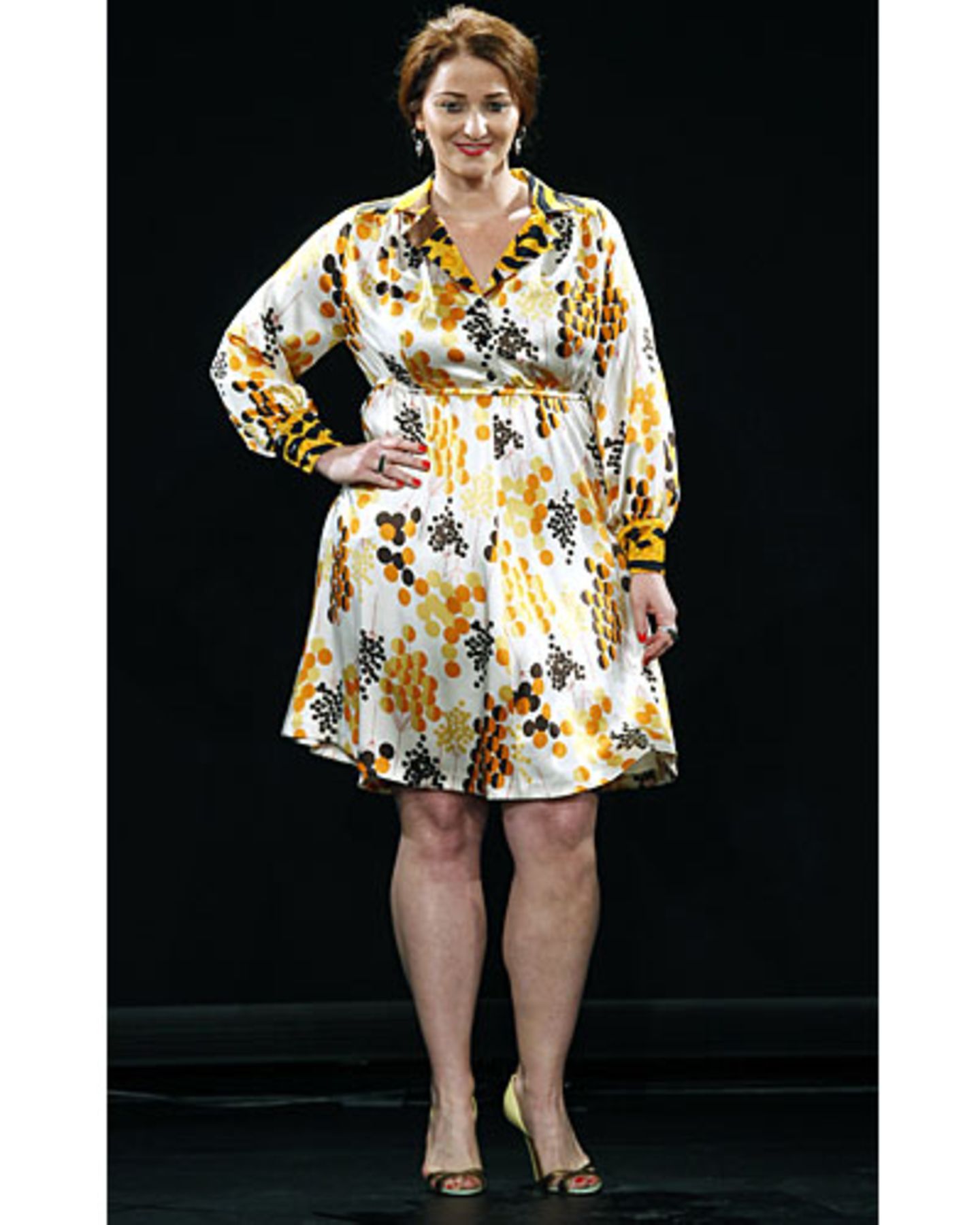 Typisch für die Entwürfe der Designerin, die selbst Größe 48 trägt, sind florale Muster - und toll geschnittene Kleider.