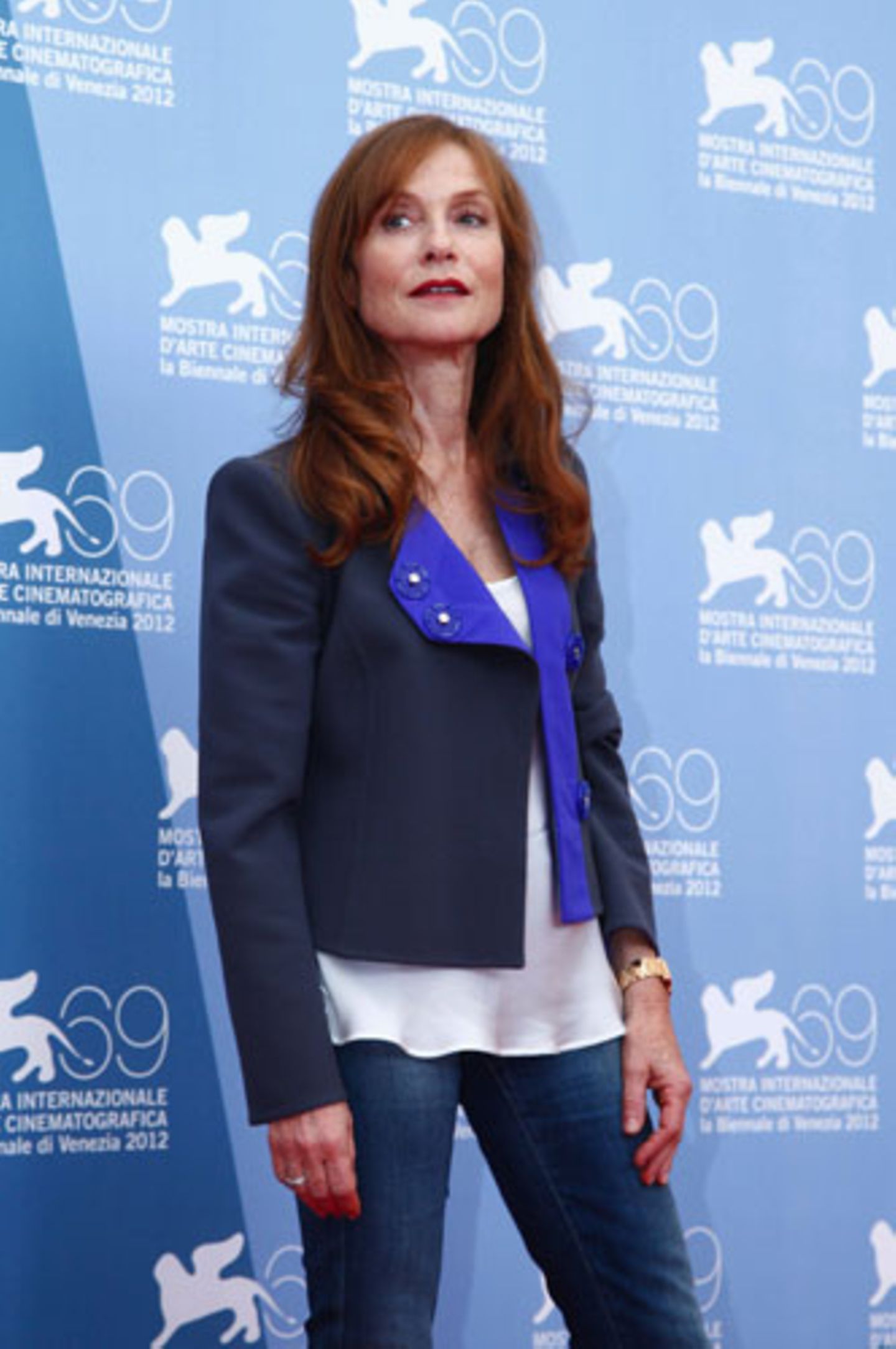 Ungewohnt sportlich sah man Isabelle Huppert 2012 beim Filmfestival in Venedig. Selbstverständlich sieht sie auch in Kastenjacke und Blue Jeans zum Niederknien aus.