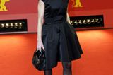 Bei kälteren Temperaturen - wie bei der diesjährigen Berlinale - kombiniert sie eine schwarze Strumpfhose zum kurzen Kleid. In Berlin präsentierte sie ihren neuesten Historienfilm "Die Nonne", in dem sie eine lesbische Mutter Oberin spielt.