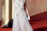 Anmutig und elegant erscheint Isabelle Huppert in einem traumhaften, weißen Kleid anlässlich des Internationalen Filmfestivals Shanghai.