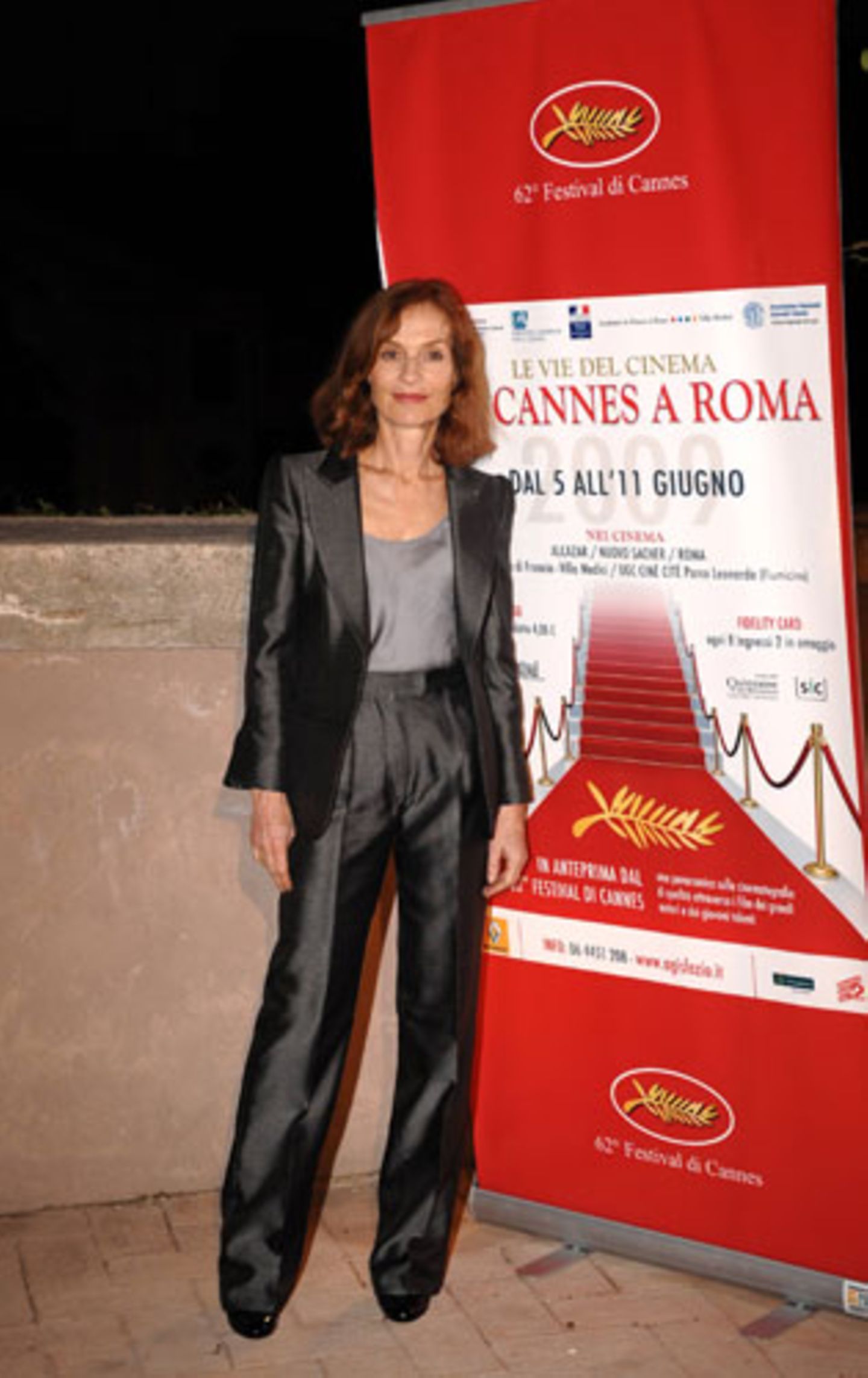 Auch cool: Seidenoberteil zu grau schimmerndem Anzug in Cannes.