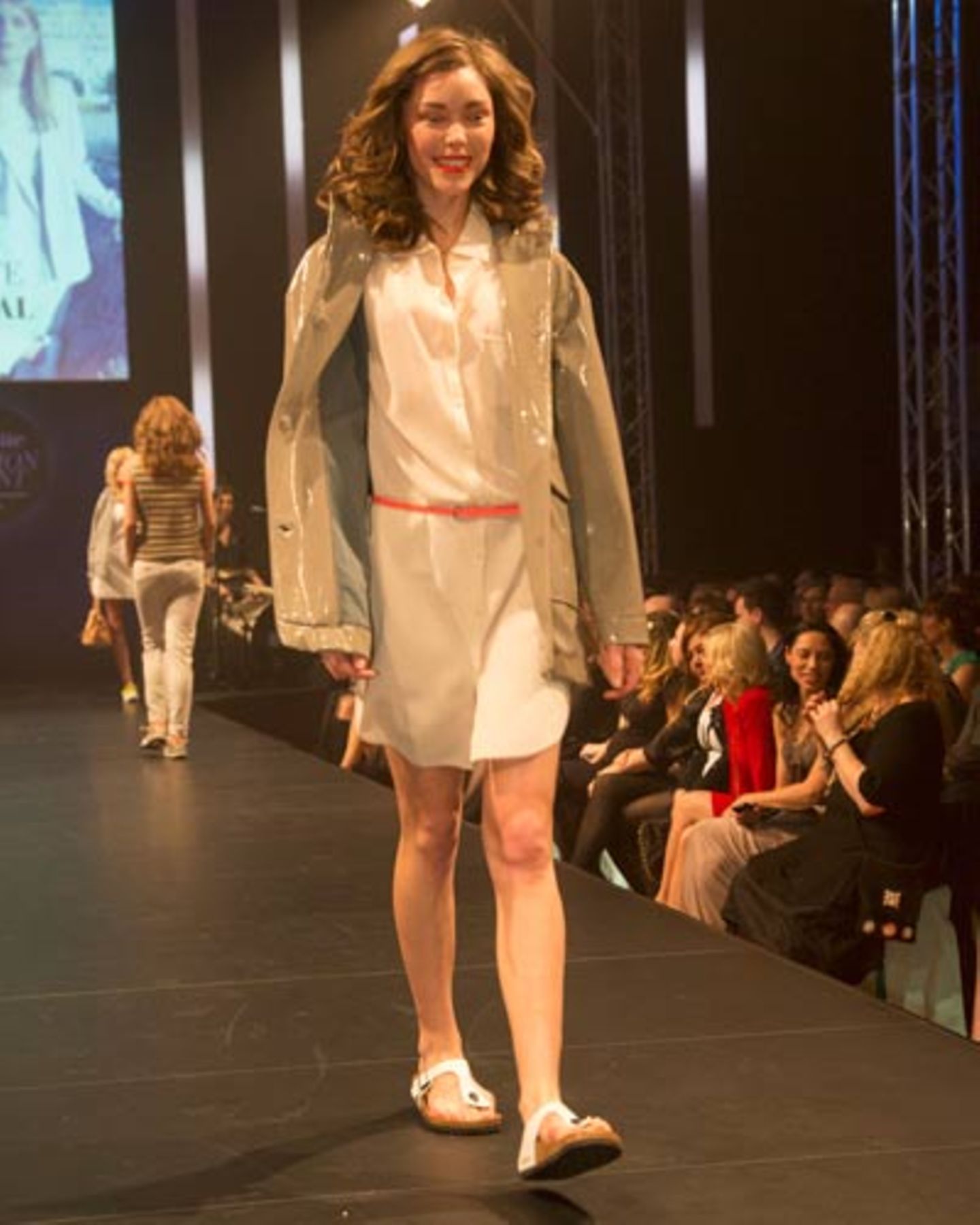 Das Hemdblusenkleid ist von Iris von Arnim, die glänzende Jacke von Closed. Schuhe: Birkenstock. Gürtel: Luisa Cerano.