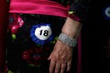 Maria Helena Fernandes, mit 87 Jahren die älteste Teilnehmerin, trug ihren besten Schmuck.