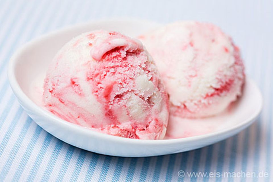Frozen Yogurt mit Erdbeerpüree