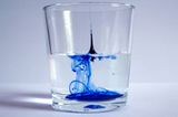Blaue Tinte im Wasserglas