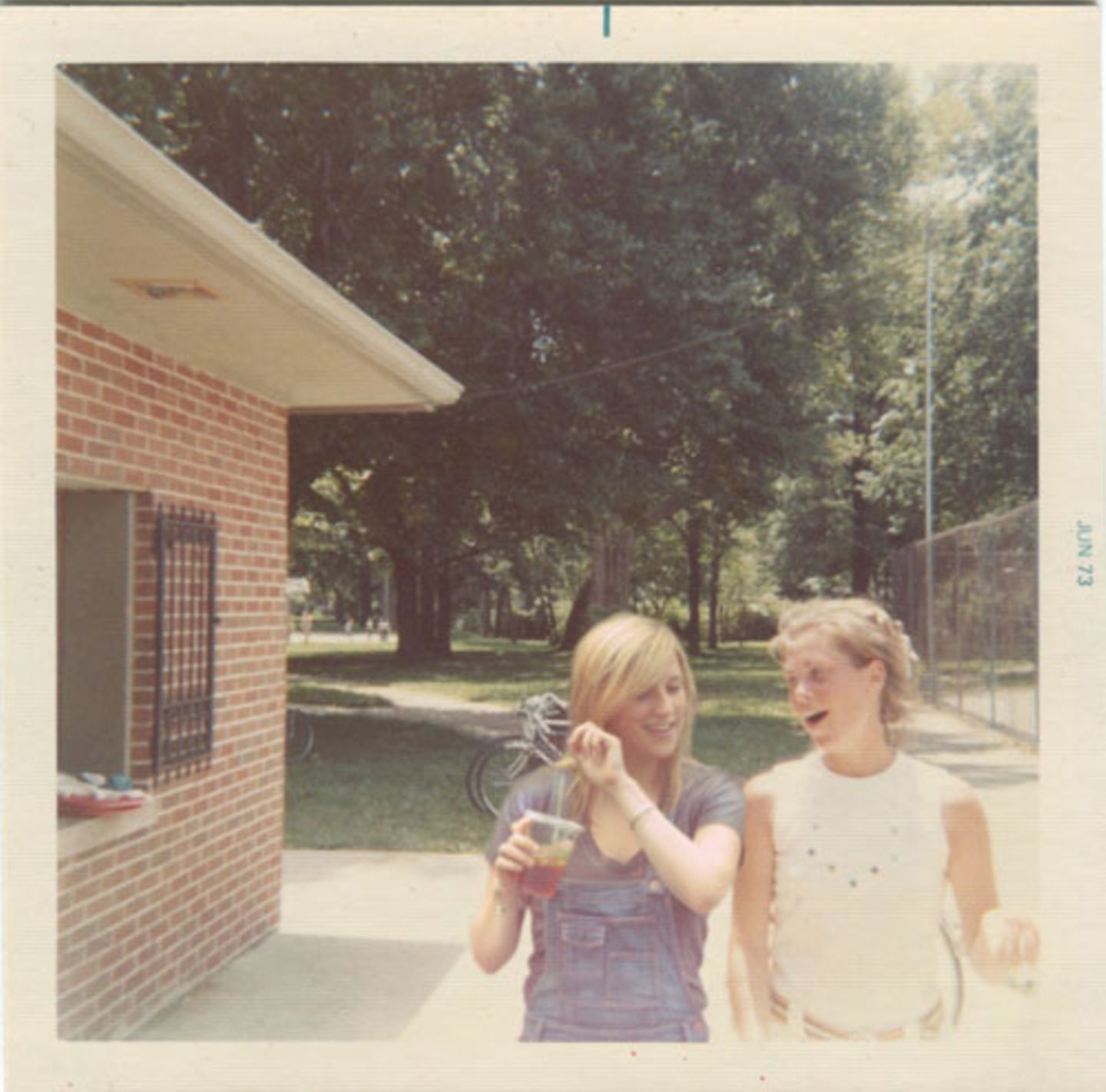 Danielle Delph (links) geht neben ihrer Mutter. Am Arm trägt sie ein Freundschaftsband, das sie von ihr geschenkt bekommen hat.