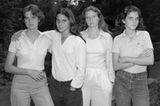 Als Fotograf Nick Nixon im Sommer 1974 ein Bild von seiner Frau Bebe und ihren drei Schwestern machte, war noch nicht abzusehen, dass er damit für die vier Geschwister einen Foto-Lebenslauf beginnen würde. Im Gegenteil, sein Ursprungsbild empfand er als so misslungen, dass er das Negativ in den Müll warf. Nichtdestotrotz: Für die Schwestern hatte eine Tradition begonnen.