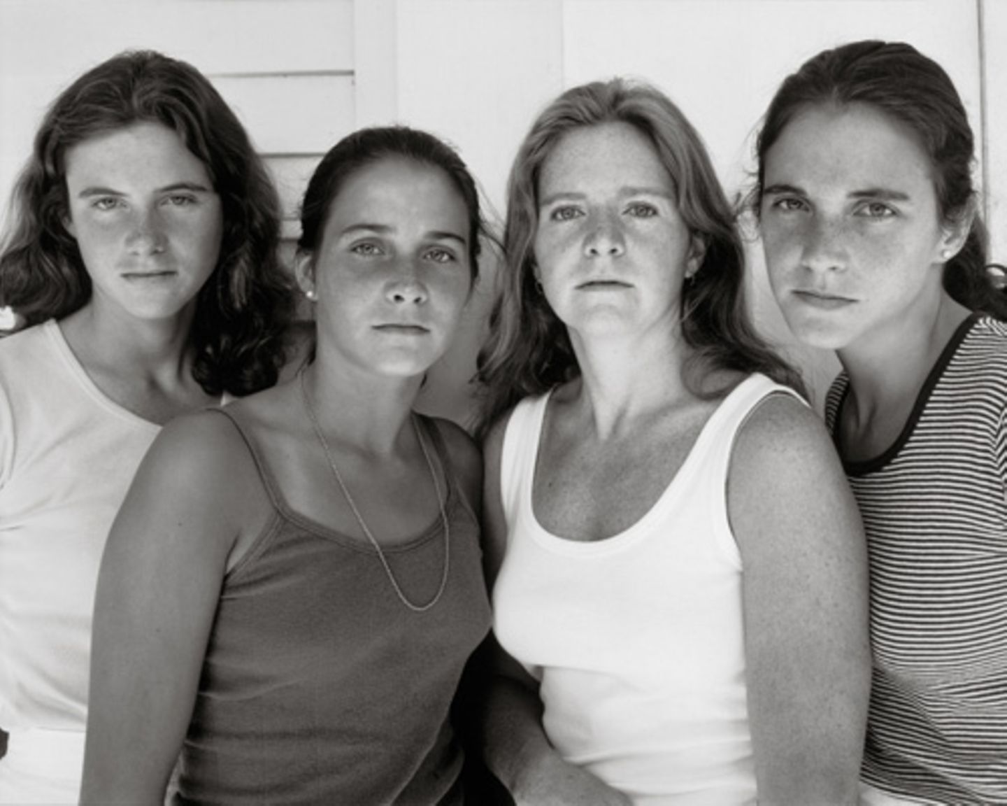 Ein Jahr später machte Nixon ein neues Gruppenfoto der Schwestern Mimi (15), Laurie (21), Heather (23) und Bebe (25), das ihm schon besser gefiel. Nach einem weiteren Gruppenfoto im folgenden Jahr waren sich alle einig, dass es von nun an jährlich ein Bild der Schwestern geben sollte.