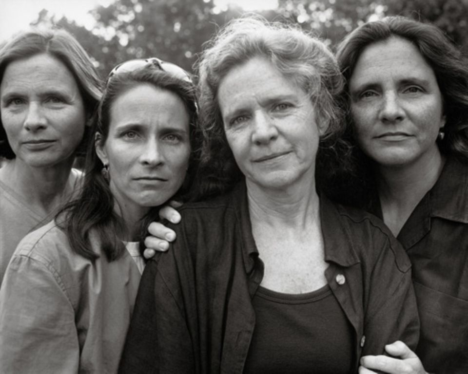 Regel Nummer Zwei: Alle Schwestern bestimmen gemeinsam, welches Bild als das "Jahresfoto" zurückgelegt wird. Auch eine Konstante: Die Fotos werden mit der gleichen Kamera auf Schwarz-Weiß-Film geschossen.
