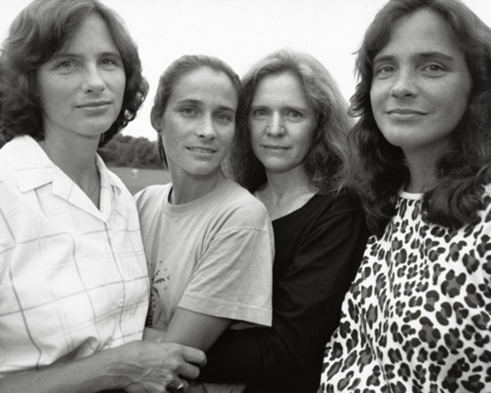 Zwei Grundregeln wurden für das Gruppenfoto festgelegt. Regel Nummer Eins: Die Schwestern mussten immer in der gleichen Reihenfolge auf dem Bild zu sehen sein (Heather, Mimi, Bebe und Laurie).