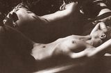 Diese Entwickliung lässt sich auch im Fotoband "1000 Nudes" verfolgen - einem Rundgang durch die Geschichte der Aktfotografie, von den frühesten Aufnahmen bis hin zu aufwändig inszenierten Pin-Ups und Glamourfotos.