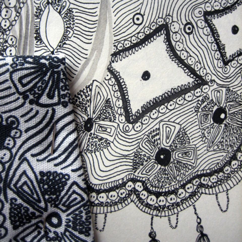 Bevor die Motive auf Textilien gedruckt werden, zeichnet und malt Lenka Kühnertová sie von Hand auf Papier.